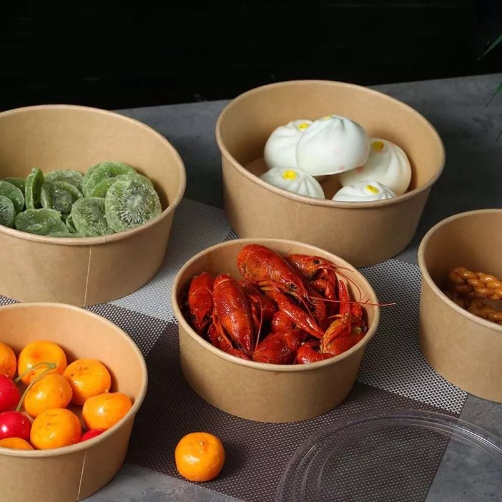 Customized white disposable food-grade kraft paper bowls, takeaway noodles, PP lids, and other food-grade kraft paper plates and bowls.