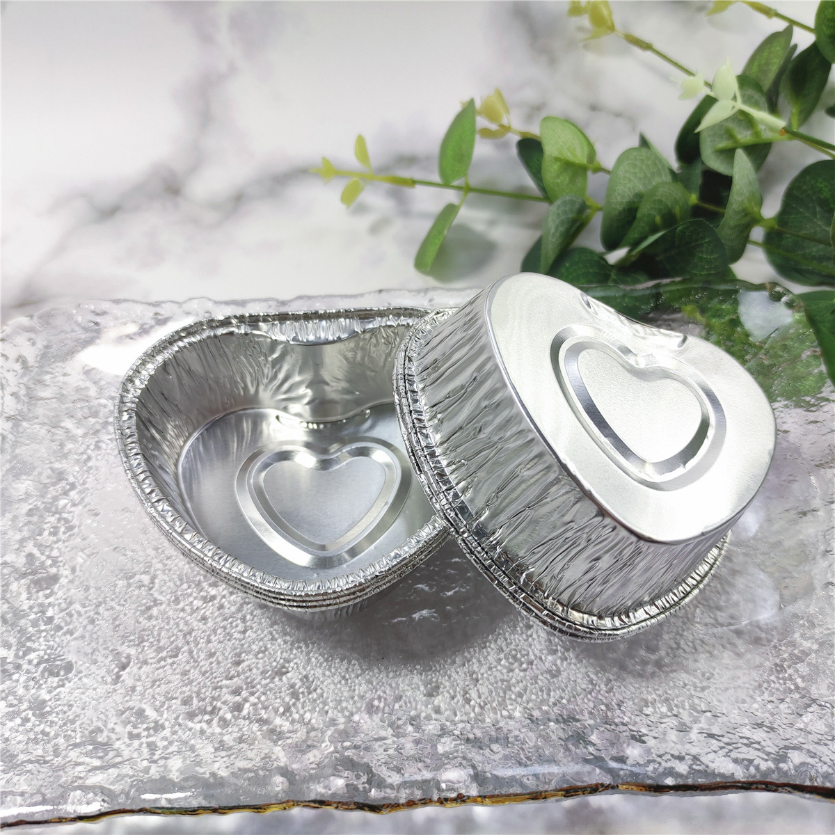 Christmas-themed heart-shaped aluminum foil dessert containers with lids, suitable for holiday treats.