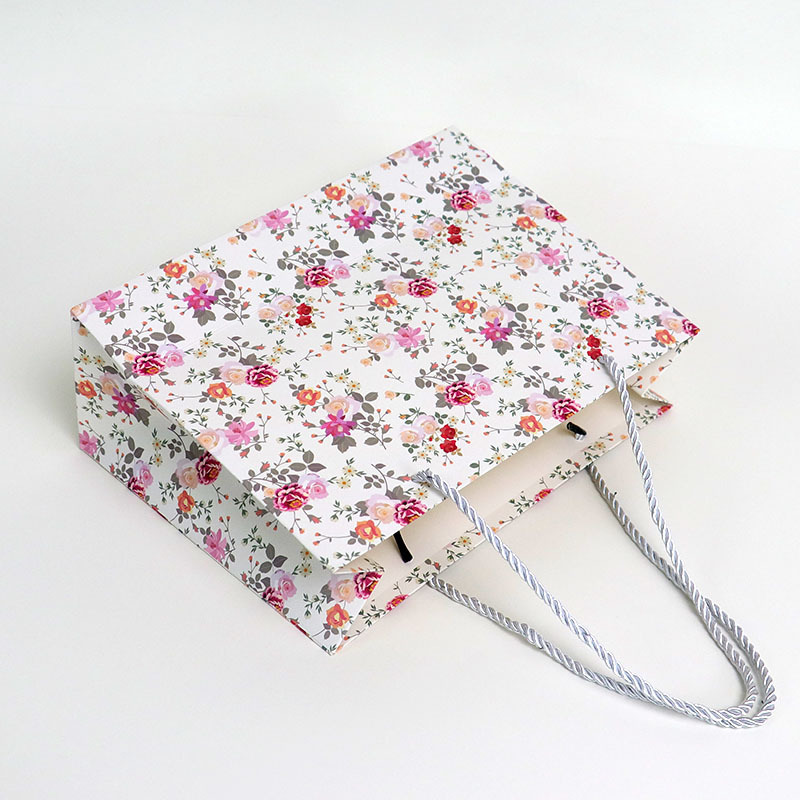 Wholesale minimalist floral-print paper bags  customizable with logos; small-sized shopping bags for gifts and souvenirs.