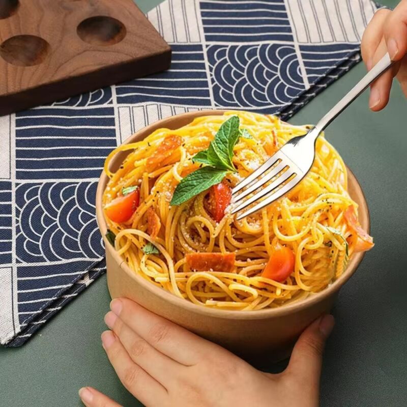 Customized white disposable food-grade kraft paper bowls, takeaway noodles, PP lids, and other food-grade kraft paper plates and bowls.
