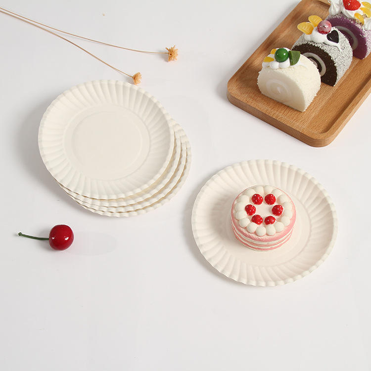 High-quality food-grade eco-friendly white paper plates are suitable for wedding parties.