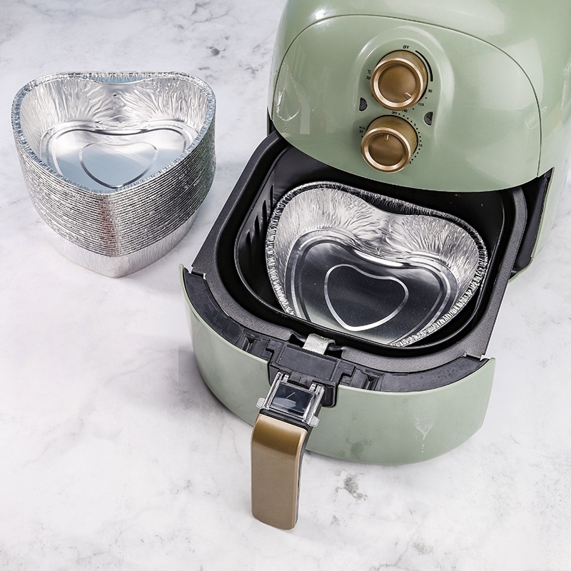 Christmas-themed heart-shaped aluminum foil dessert containers with lids, suitable for holiday treats.